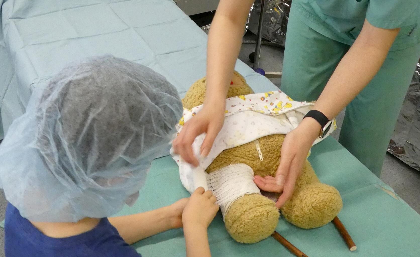 Das Teddybärkrankenhaus soll Kindern die Angst vor Arztbesuchen nehmen. Bild: Universität Leipzig / Anne Grimm