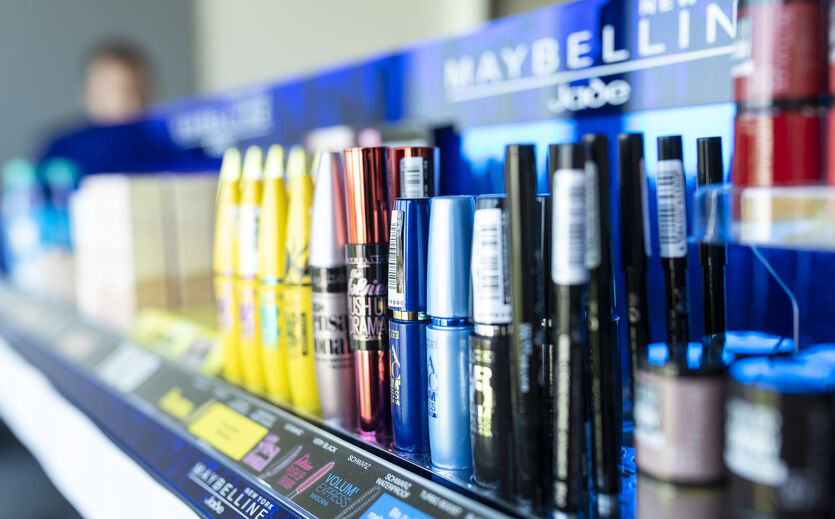 Kosmetikprodukte der Marke L’Oréal in einer Verkaufsaufstellung.