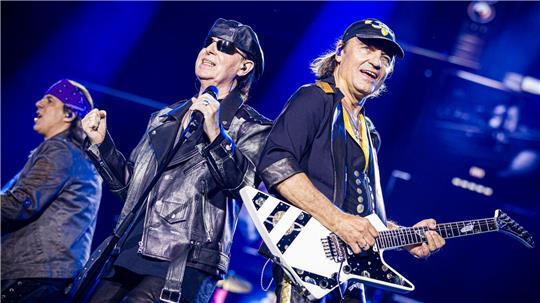 Party mit Feuerwerk - Scorpions spielen vor 45.000 Fans