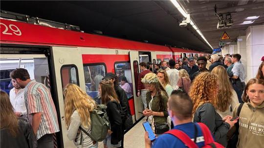 Mit Nachtschwärmern in der S-Bahn