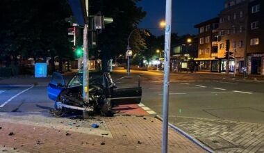 POL-DU: Marxloh: Fahrzeugrennen - Auto kollidiert mit Ampelmast