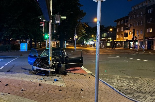 POL-DU: Marxloh: Fahrzeugrennen - Auto kollidiert mit Ampelmast