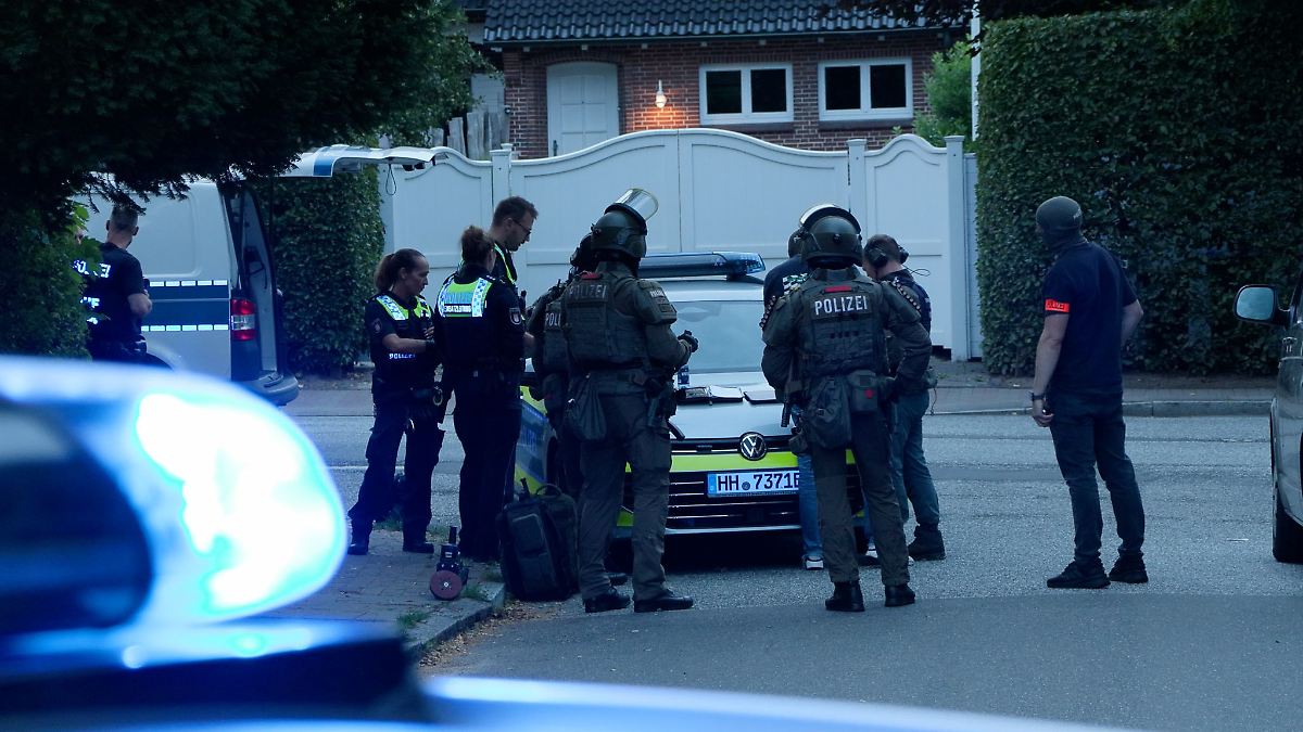 Hamburg & Schleswig-Holstein: Mann raubt mit Schusswaffe Tankstelle aus
