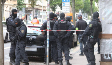 Vermummte Polizisten bei Razzia.