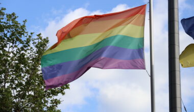 Regenbogenflagge am Rathaus.