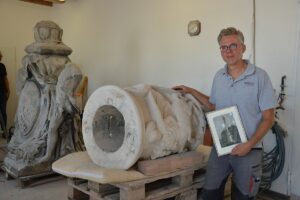 Restaurator Hilmar Müller 2022 mit einem Teilstück der Mainzer Jupitersäule. – Foto: gik