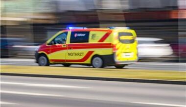 Fußgänger gerät in Wuppertal unter Bus