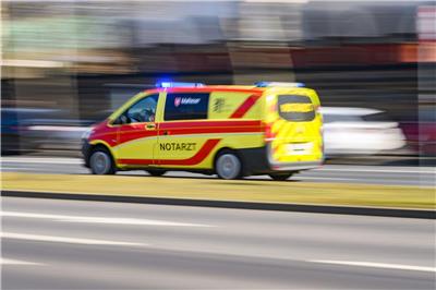 Fußgänger gerät in Wuppertal unter Bus
