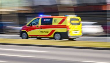 Nordrhein-Westfalen: Fußgänger gerät in Wuppertal unter Bus
