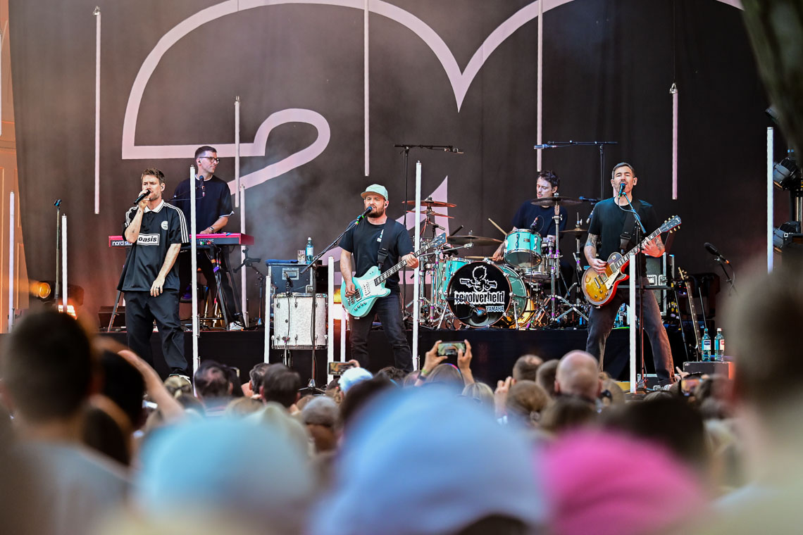 Revolverheld in Wiesbaden: Ein Sommerabend voller Energie, Emotion – und Sonnencreme