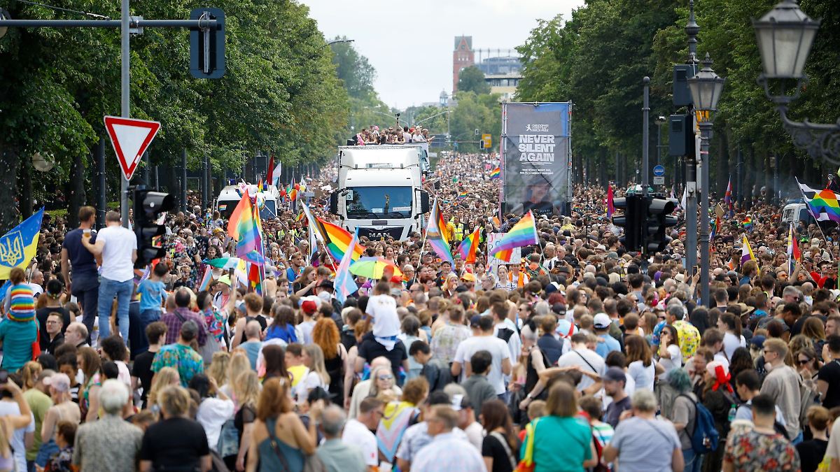Berlin & Brandenburg: Hunderttausende feiern CSD – Ausschreitungen in Kreuzberg