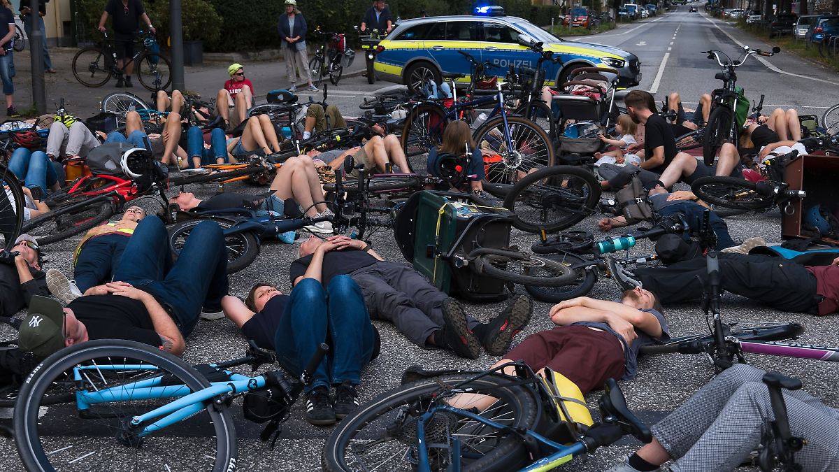 Hamburg & Schleswig-Holstein: 200 Menschen bei Mahnwache für getötete Fahrradfahrerin