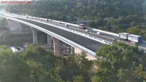Fast fertig: Der zweite teil der Salzbachtalbrücke kann am 1. August eröffnet werden. - Foto: Autobahn GmbH West