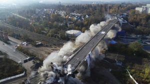Sprengung der Salzbachtalbrücke am 7. November 2021. – Foto: Autobahn West GmbH