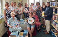 Auszeichnung der Stadtbücherei St. Nikolaus in Ebermannstadt. Foto: Melanie Dirauf (Diözesanbibliothekarin St. Michaelsbund Bamberg)