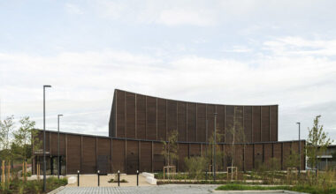 Sporthalle von ateliers o-s architectes / Holzschwünge bei Paris - Architektur und Architekten - News / Meldungen / Nachrichten
