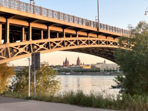 Die Theodor-Heuss-Brücke zwischen Mainz und Wiesbaden wird gerade turnusgemäß auf ihren Bauwerkzustand überprüft. - Foto: gik