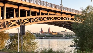 Schockmoment in Mainz: Zwei Arbeiter aus Arbeitsgondel unter Theodor-Heuss-Brücke zwischen Mainz und Wiesbaden gerettet