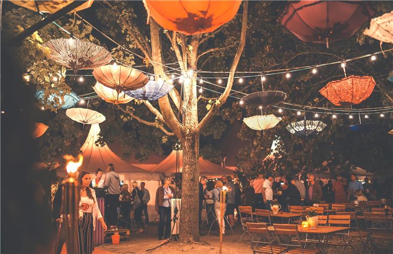 Traumkulisse im Bürgerpark am Okerufer: Hierhin lädt das Festival „KulturImZelt“ im August und September wieder ein.