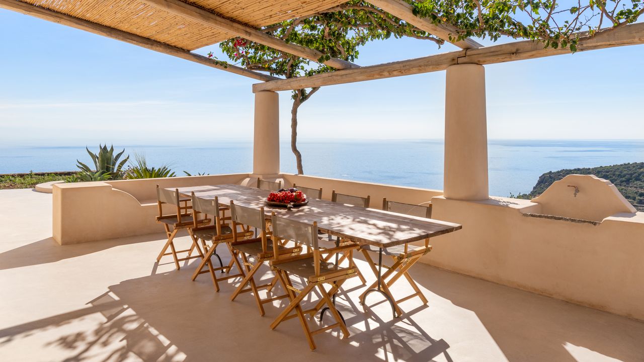 Sommerhaus am Meer: So wurde ein Haus auf den Äolischen Inseln zum minimalistischen Refugium mit Panoramablick