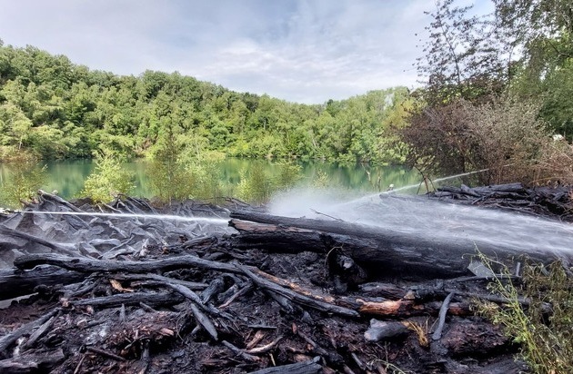 FW Königswinter: 400 m² Vegetation brennen im Naturschutzgebiet Eudenberg