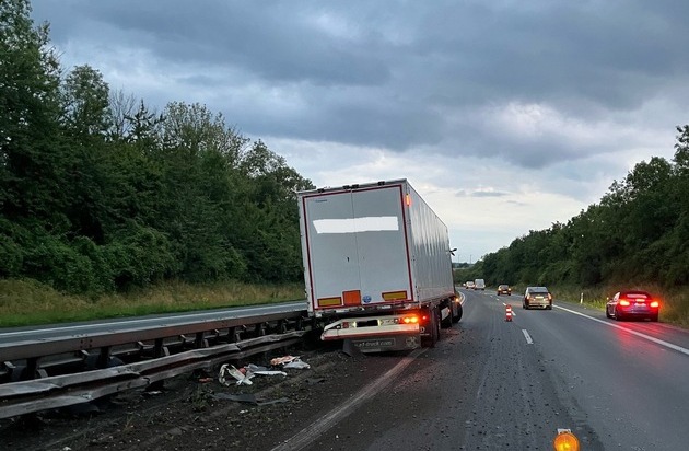 POL-BI: LKW kommt in Mittelschutzplanke zum Stehen