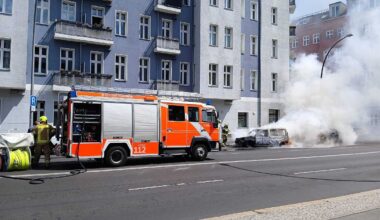Berlin & Brandenburg: Feuerwehr löscht brennendes Auto in Friedrichshain