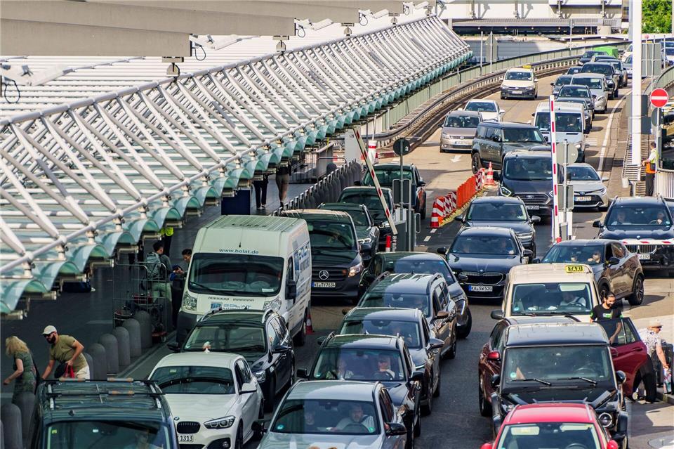 Vor dem Flughafen stauen sich die Autos. Auf den Autobahnen rollt der Verkehr.Andreas Arnold/dpa