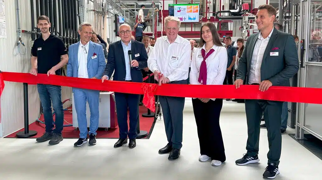 Dr. Werner Wittmann, Inhaber und Geschäftsführer der Wittmann Gruppe, (Mitte rechts) eröffnet gemeinsam mit Andreas Schramm, Geschäftsführer von Wittmann Battenfeld Deutschland, (Mitte links), Alexander Paech, Vertriebsleiter Automation und Peripherie, (rechts), Andreas Hollweg, Vertriebsleiter Spritzgießtechnik, (2. von links) sowie Nachwuchskräften das neue Kundentechnikum am Standort Nürnberg. | Foto: Wittmann Gruppe