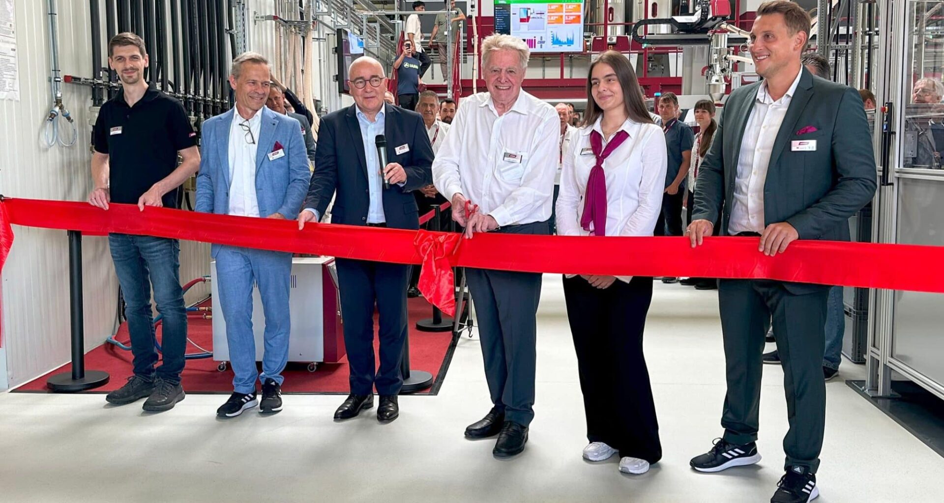Wittmann eröffnet neues Technikum in Nürnberg