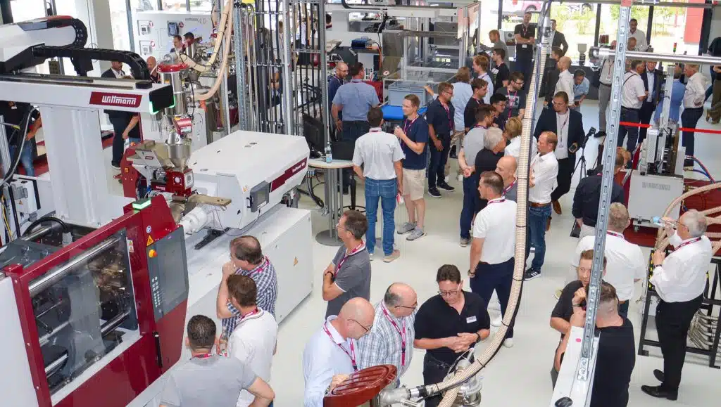 Rund 200 Gäste erkundeten die Exponate im neuen Technikum von Wittmann in Nürnberg. | Foto: Wittmann