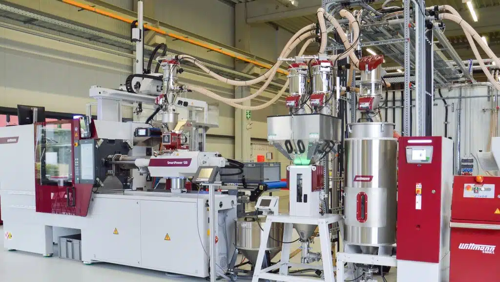 Bei Gesamtlösungen aus einer Hand lassen sich alle Komponenten der Produktionszelle von Beginn an exakt aufeinander abstimmen, um Effizienz- und Qualitätspotenziale besonders gut auszu-schöpfen. Im neuen Technikum von Wittmann in Nürnberg wird das direkt erlebbar. | Foto: Wittmann