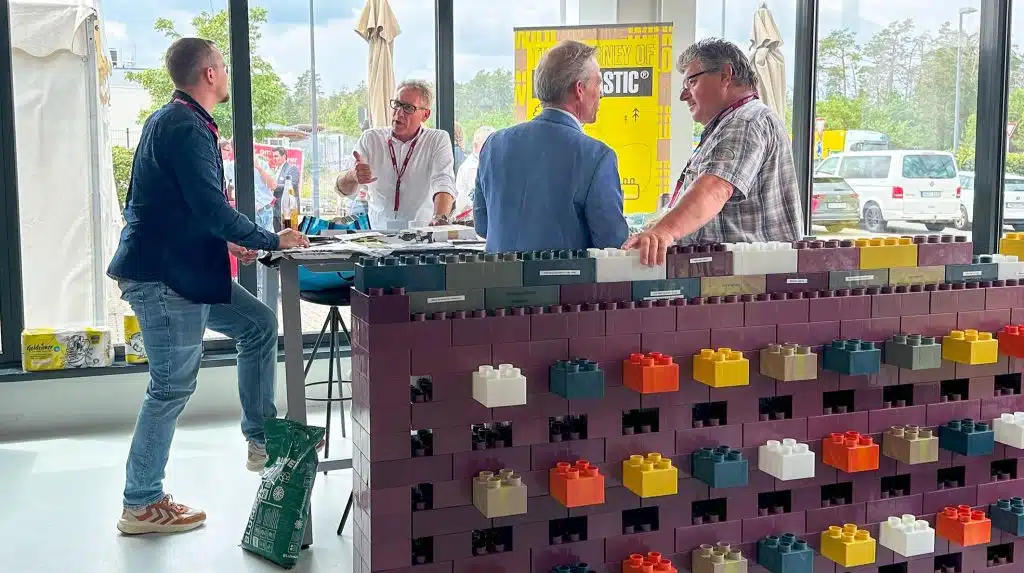 In der neuen Themenecke präsentierte am Eröffnungstag das Unternehmen WILDPLASTIC seine Innovationen. | Foto: Wittmann Gruppe