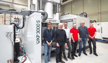 Das Team um Prof. Dr. Wolfgang Nendel (zweiter von rechts) nutzt die neue WKP 3000 S, um den Einsatz von Hochleistungskunststoffen, insbesondere von PEEK und dessen Derivaten zu untersuchen.