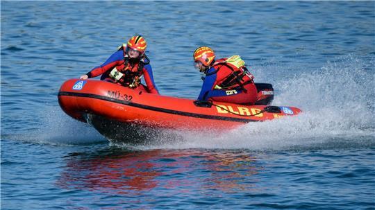 Wasserretter der Deutschen Lebens-Rettungs-Gesellschaft (DLRG) fahren in einem Schnellboot. (Symbolbild)