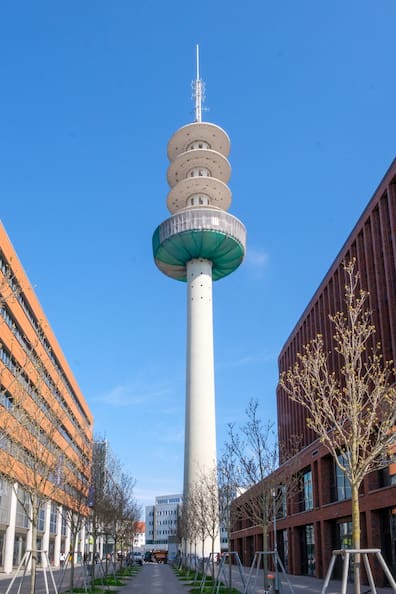Zwischen Kaufland und Bahn-Zentrale: Außenansicht des alten Funkturms Telemoritz hinter Hannovers Hauptbahnhof.