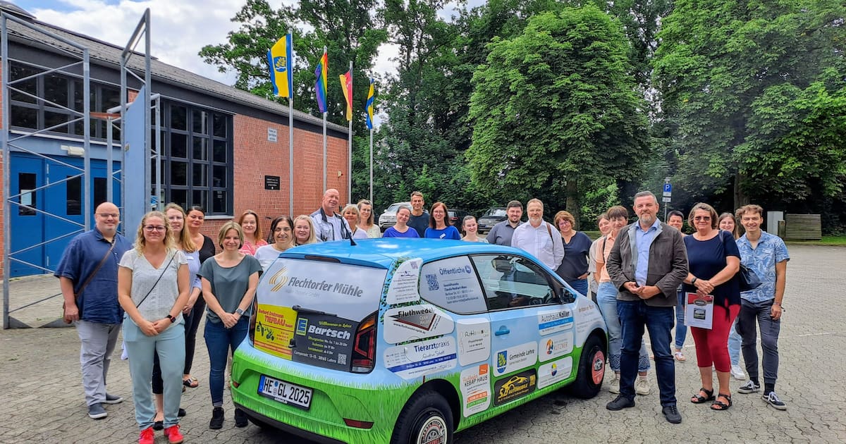 Lehre freut sich über neues Gemeindemobil