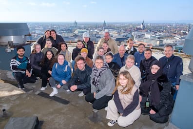 Auf der Funkantennen-Plattform: Studierende und Lehrende der HAWK Hildesheim stehen mit Unternehmer Oliver Blum auf der Aussichtsplattform des Telemoritz für ein Gruppenfoto.   (Archivbild)