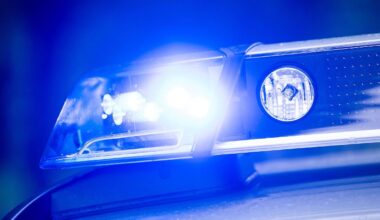Niedersachsen & Bremen: Polizei stoppt Auto mit Mann auf dem Dach