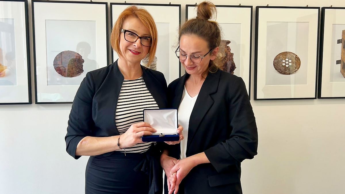 Berlin & Brandenburg: Ring einer KZ-Überlebenden geht an ihre Enkelinnen