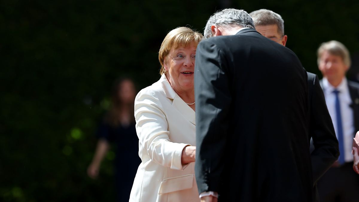 Promi-Auflauf bei Bayreuther Festspielen: Markus Söder verbeugt sich vor Angela Merkel