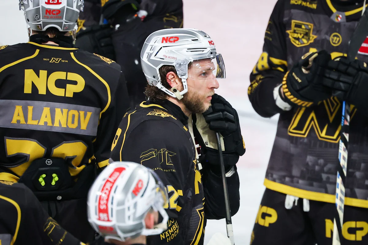 Deutsche Eishockey Liga - Adler Mannheim holen Nürnberger Verteidiger Shaw - Bayern