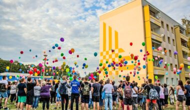 Menschen ließen bei einer Gedenkveranstaltung für den toten Tim Ballons in die Luft steigen.  Der Mord an dem Zweijährigen erschütterte vor 5 Jahren viele Menschen und lenkte den Blick auf das Jugendamt. Amtsleiterin Antje Springer sieht im MZ-Interview deutliche Grenzen der Jugendhilfe und warnt vor Versäumnissen im System.