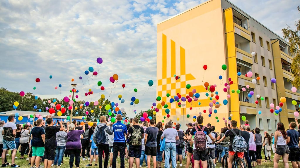 Menschen ließen bei einer Gedenkveranstaltung für den toten Tim Ballons in die Luft steigen.  Der Mord an dem Zweijährigen erschütterte vor 5 Jahren viele Menschen und lenkte den Blick auf das Jugendamt. Amtsleiterin Antje Springer sieht im MZ-Interview deutliche Grenzen der Jugendhilfe und warnt vor Versäumnissen im System.