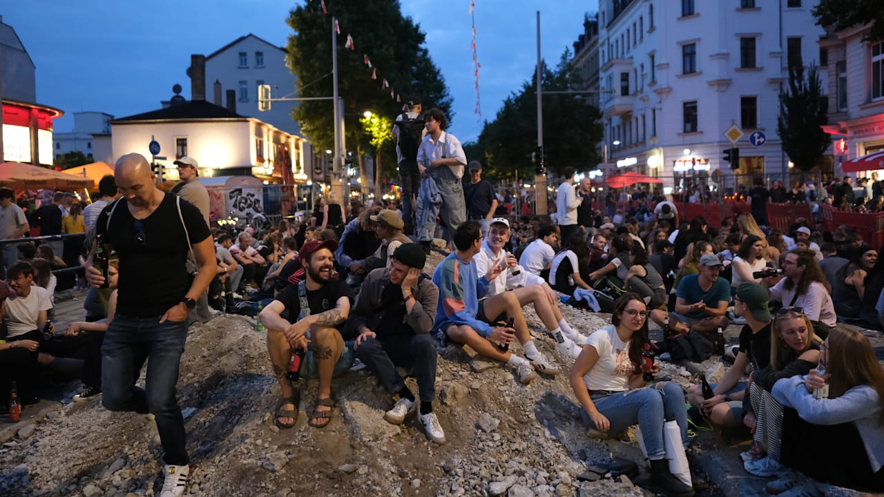 Polizei stoppt Feier: Hundertschaft schützt Baustelle vor Partygästen | Regional