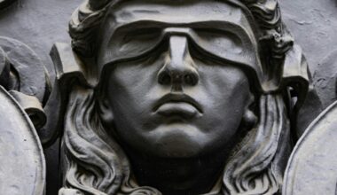 Das Landgericht Bochum hat einen 58-Jährigen wegen eines Eifersuchtsmords an seiner Ehefrau mit dutzenden Messerstichen zu lebenslanger Haft verurteilt. Der 58-Jährige stach im vergangenen Dezember mehr als 30 Mal auf die Frau ein. (Odd ANDERSEN)