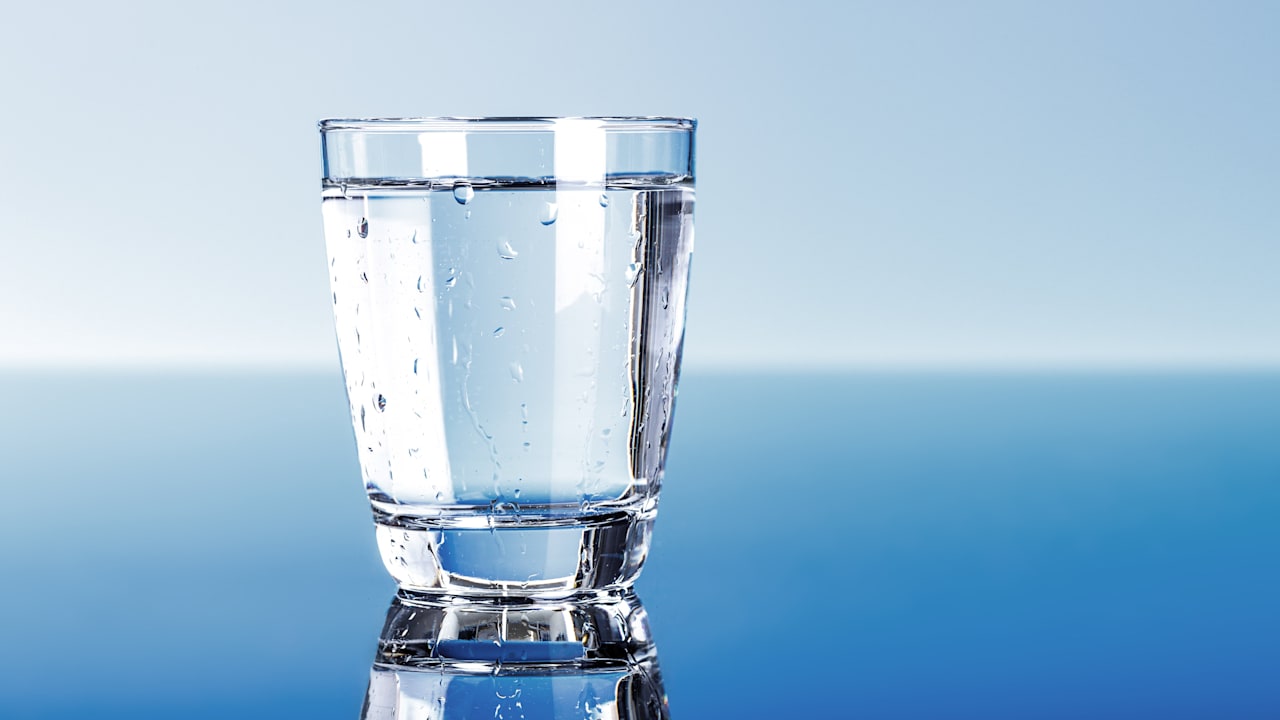 Fast bundesweit: Edeka und Netto rufen Mineralwasser zurück | Leben & Wissen