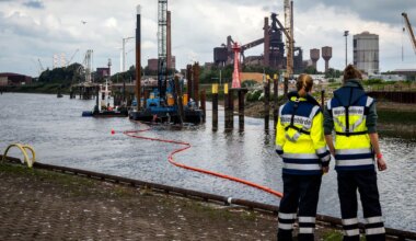 Bremer Industriehafen - Bergung des gesunkenen Schleppers in Bremen beendet - Panorama