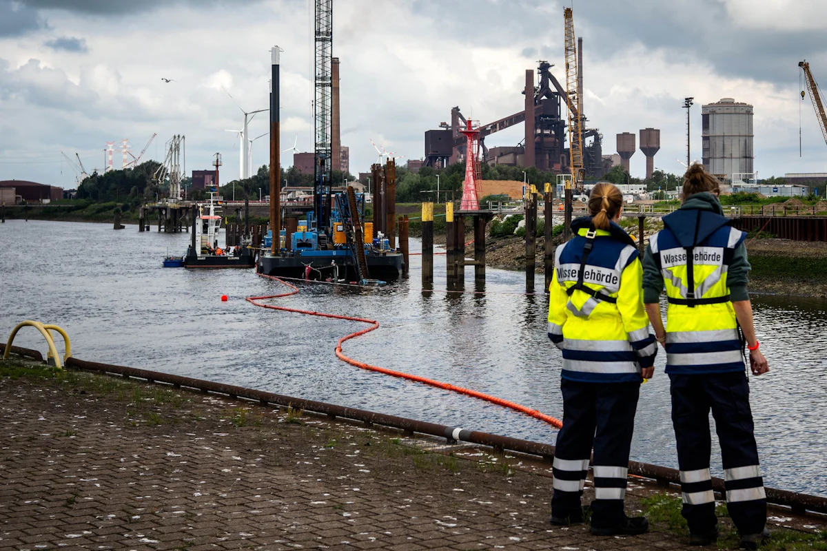 Bremer Industriehafen - Bergung des gesunkenen Schleppers in Bremen beendet - Panorama