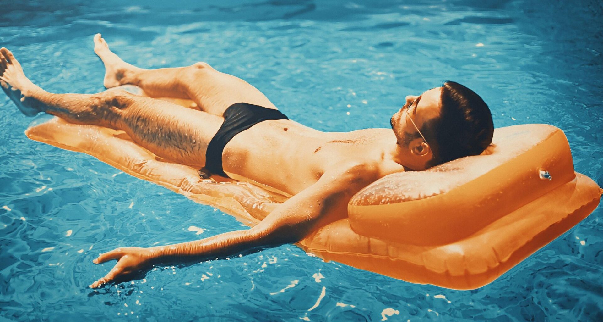 Warum für Papa im Schwimmbad in Frankreich Badeverbot droht